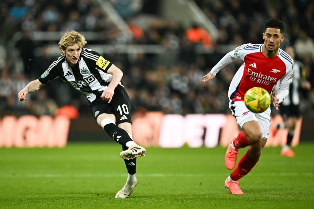 Newcastle sweep aside Arsenal to reach League Cup final