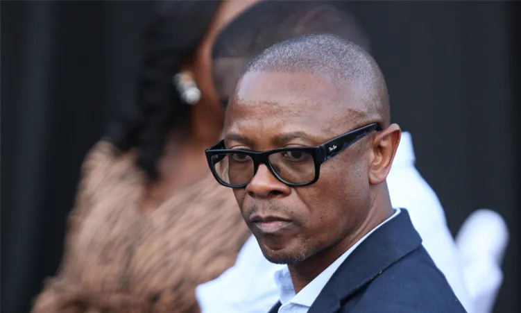 Namibia: Sisa Namandje Foundation donates N 000 to father who lost two daughters in Mariental crash Namibia: Sisa Namandje Foundation donates N 000 to father who lost two daughters in Mariental crash