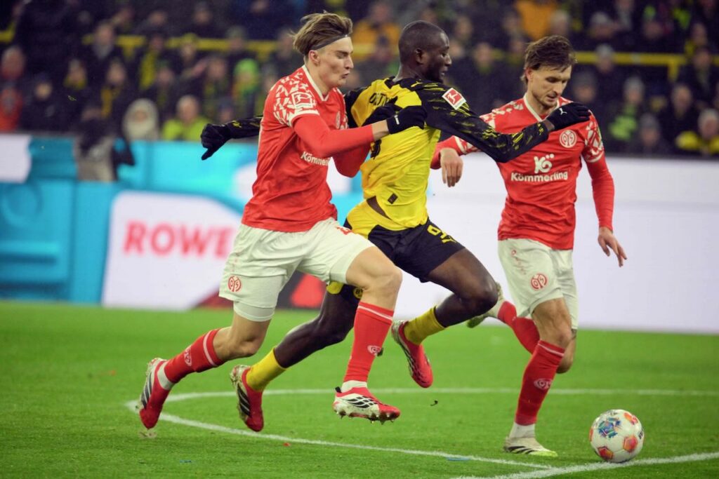 Dortmund thump Mainz to close in on Bayern