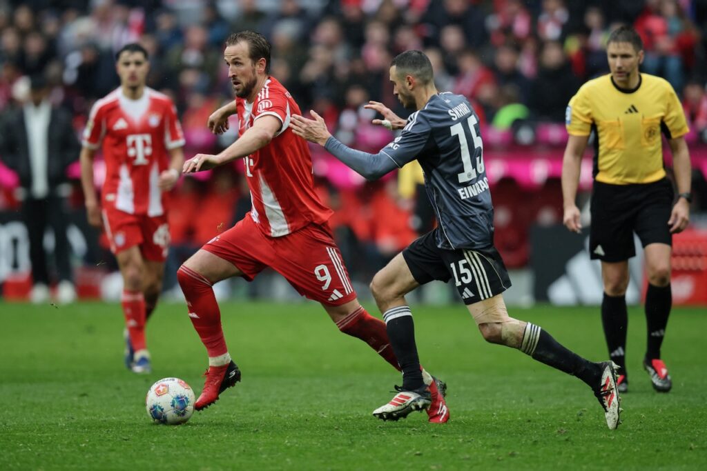 Kane nets double as Bundesliga leaders Bayern beat Frankfurt