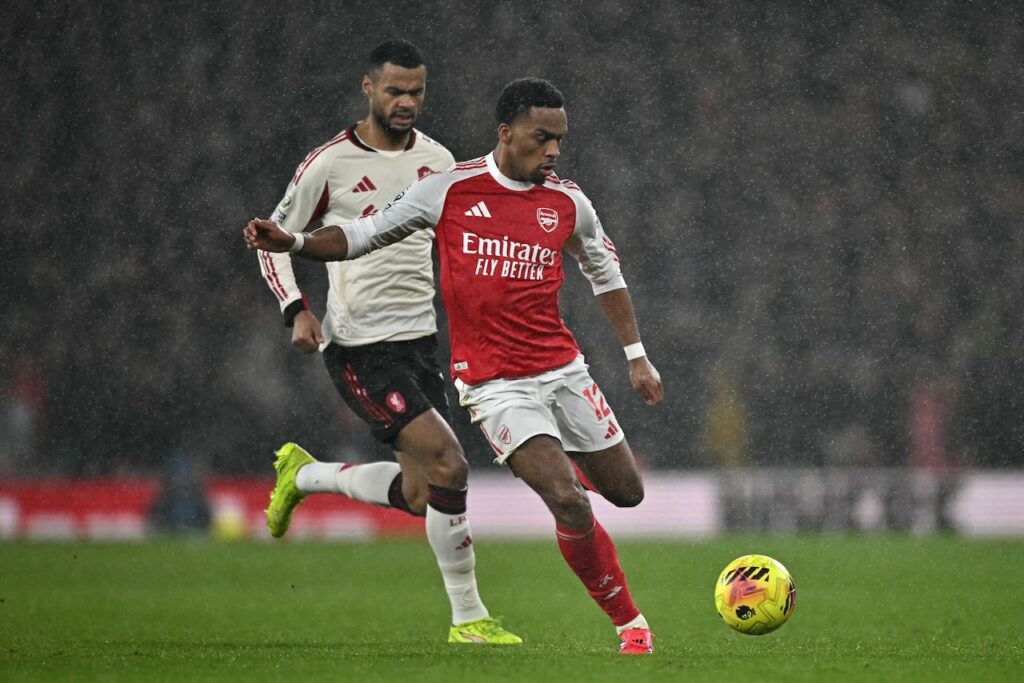 Arsenal face Chelsea title test, troubled Spurs in spotlight