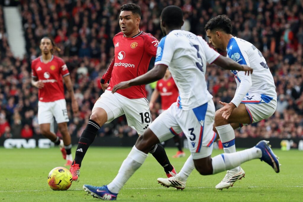 Man Utd climb to third, Fulham sink sorry Spurs