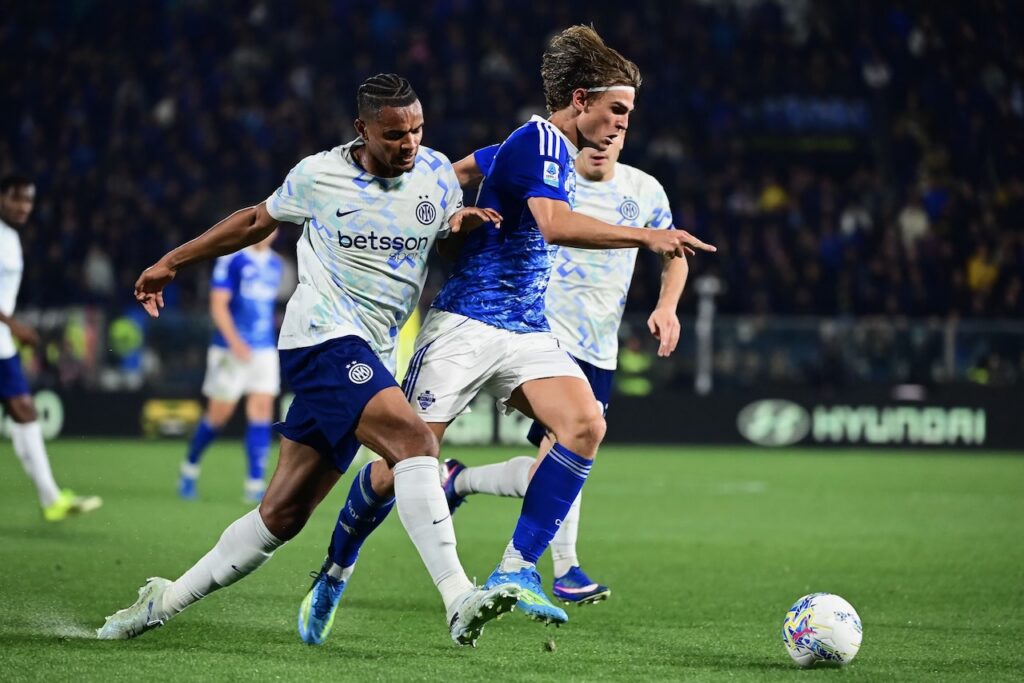 Inter close in on Serie A title after comeback triumph at Como