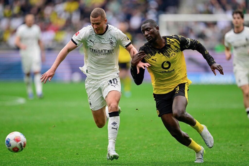 Gladbach sink Dortmund, St Pauli edge closer to drop