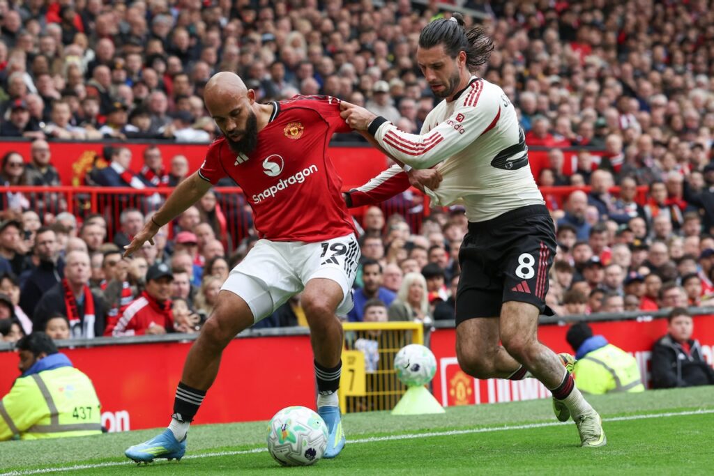 Man Utd beat Liverpool to secure Champions League place