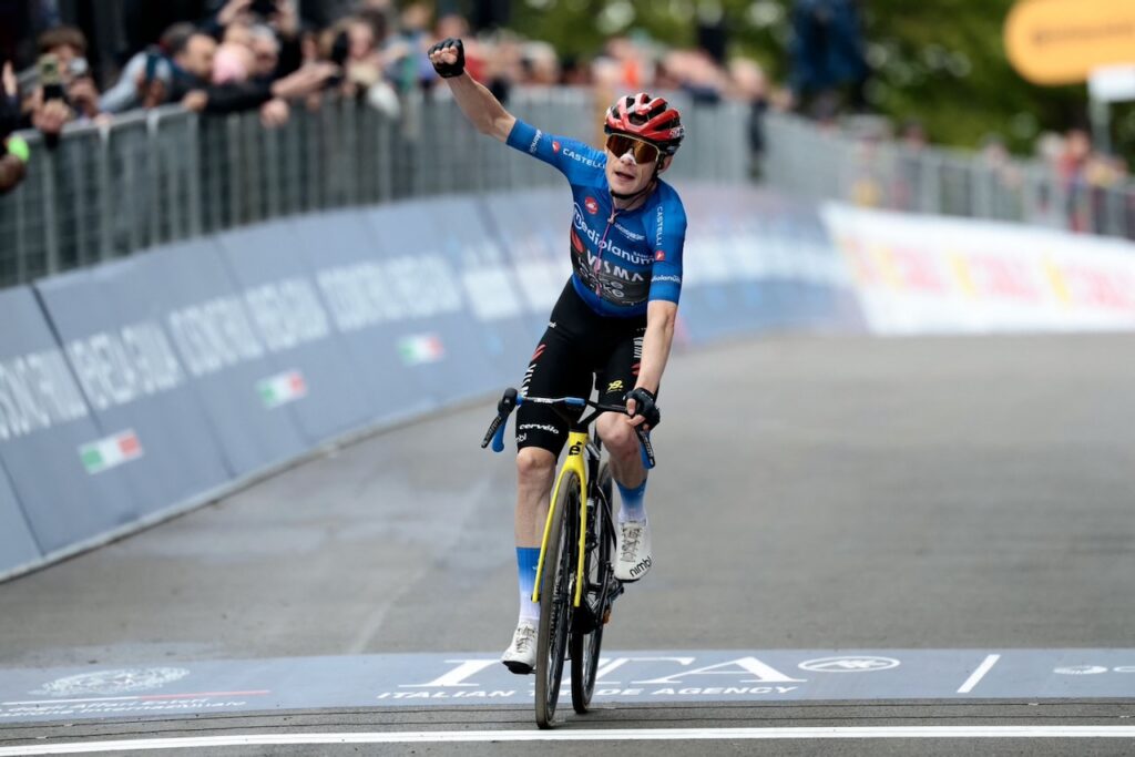 Vingegaard climbs to victory as Eulalio holds firm in pink
