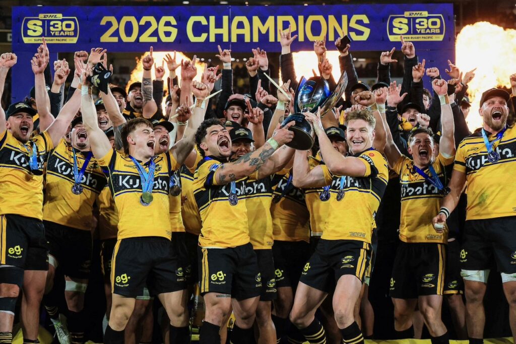 Hurricanes blow away Chiefs in record breaking Super Rugby final