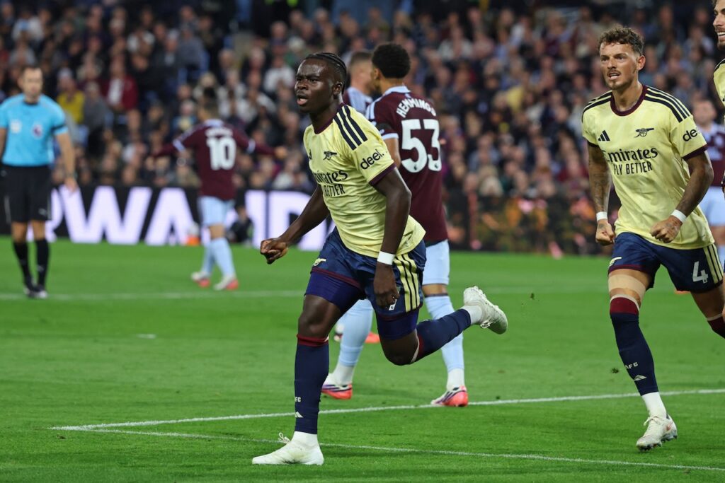 Saka strikes as flawless Arsenal punish troubled Villa