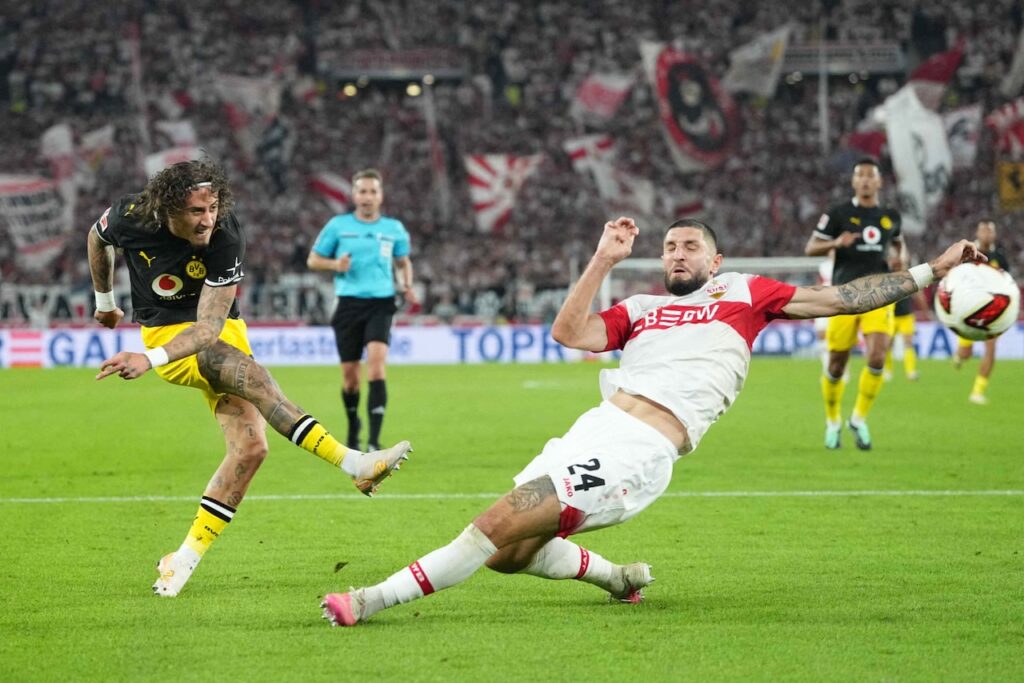 Dortmund sink Stuttgart to climb to Bundesliga summit