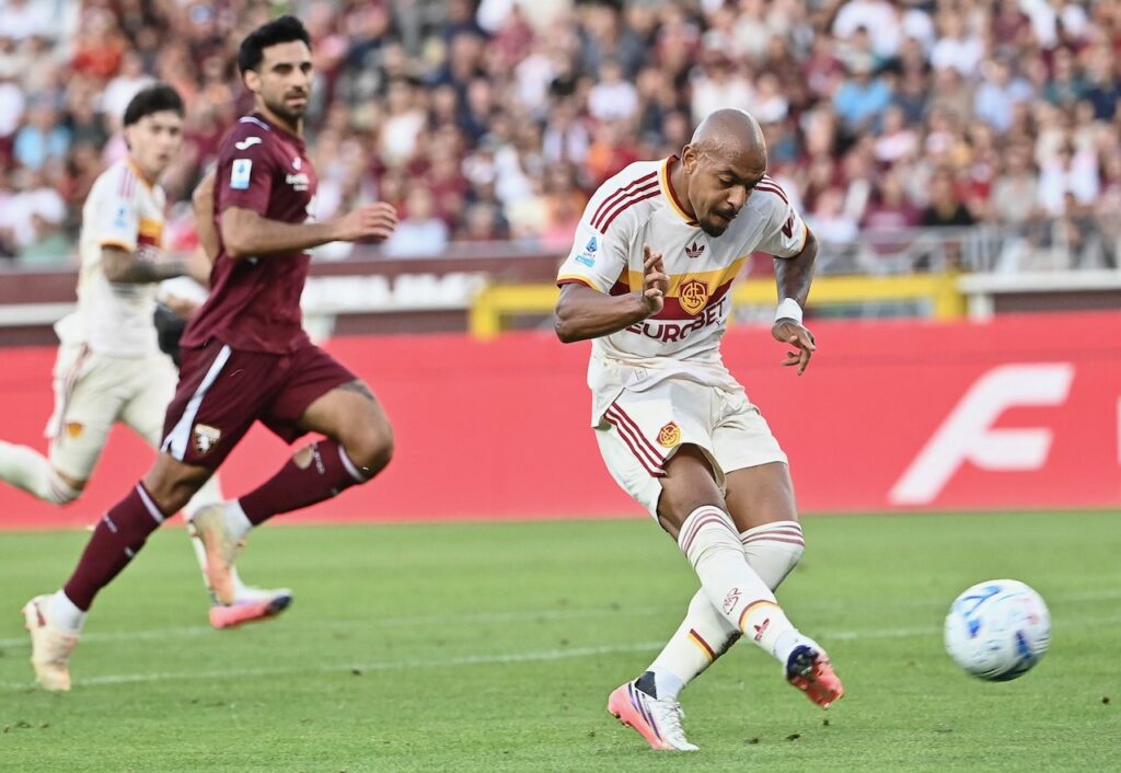 In form Malen fires Roma to Serie A summit, Inter on their heels