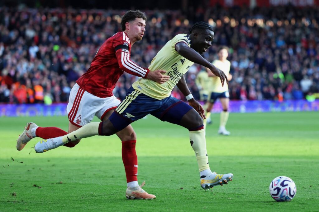 Arsenal snatch late win to keep pressure on Man City as Man Utd held