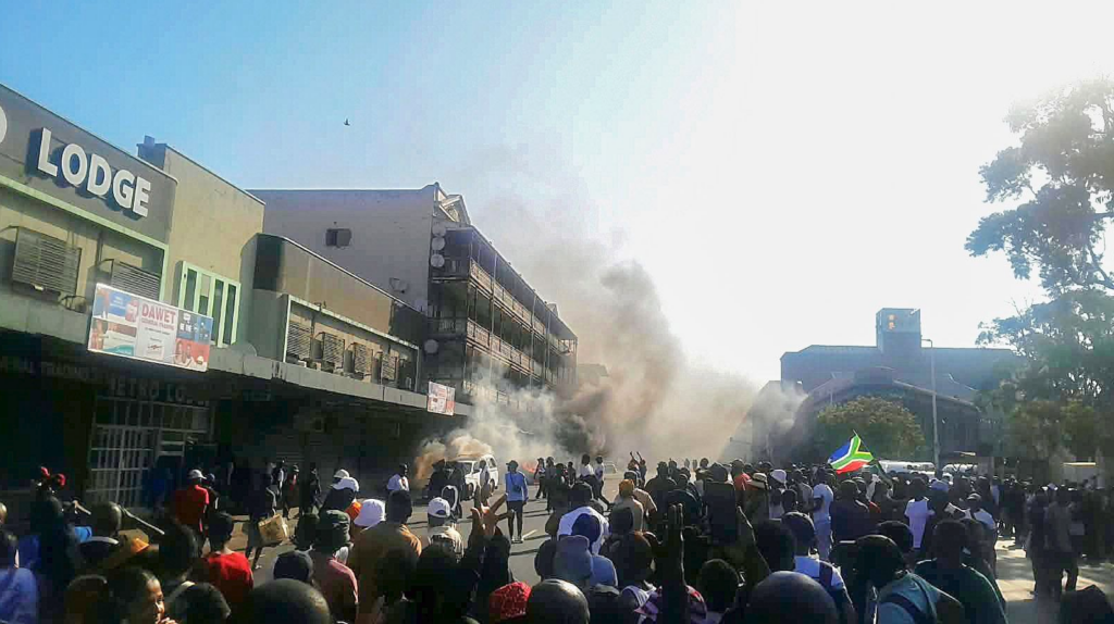 Chaos and violence has broken out in Durban, with rioters setting buildings and cars alight
<br>(Photo: Pookie's Polls & Opinions / X)